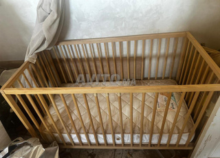 سرير أطفال مع فراش