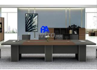 طاولة ذات سعة كبيرة