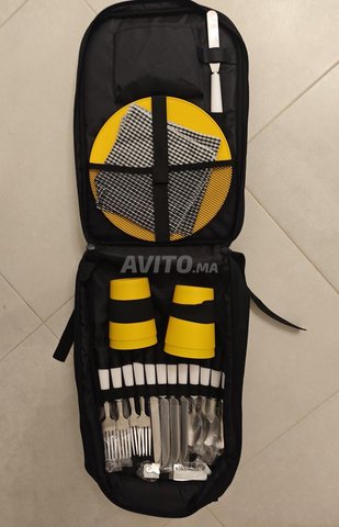 حقيبة نزهة مع المعدات