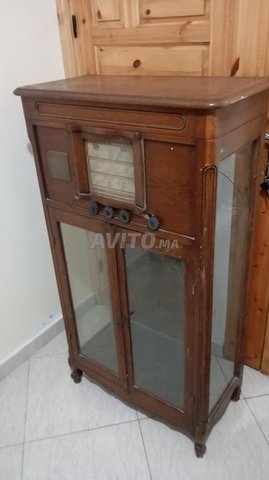 جهاز راديو قديم وجهاز فونوغراف