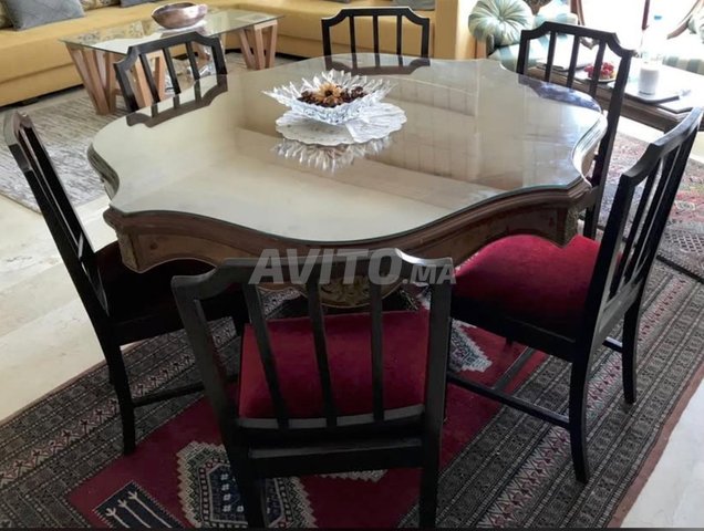 للبيع، غرفة طعام مع كراسي متناسقة