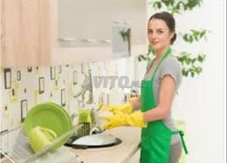 نساء عاملات نظافة طباخات