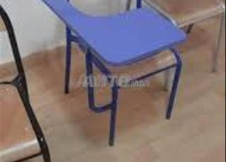 Fabrication des chaises avec écritoire