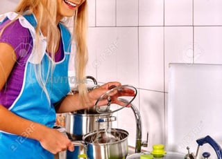 عاملة منزل و مربية و الطبخ