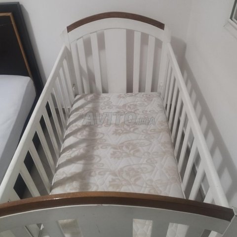 سرير وخزانة ذات أدراج