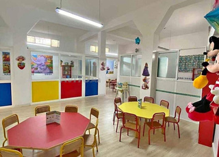 Tables et chaises conçues pour les espaces enfants