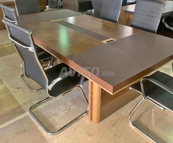 طاولة اجتماعات عصرية - لمسة نهائية ممتازة