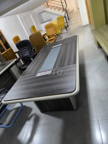 طاولة اجتماعات خشبية أنيقة - لفرق العمل الخاصة بك