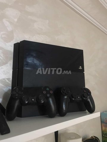 Playstation 4, 4 jeux, 2 manitate