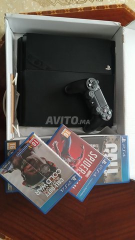 بلاي ستيشن 4 فات مع 4 ألعاب سي دي و 2 مانيطات
