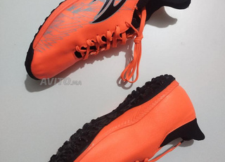 حذاء رياضي جديد