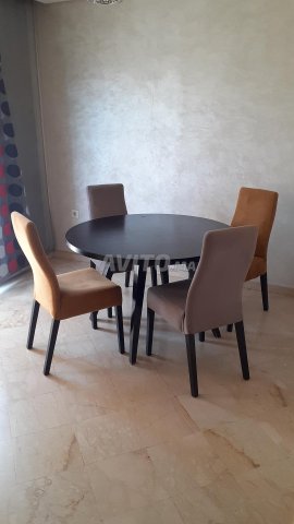 طاولة طعام مع 4 كراسي