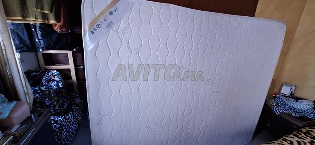 سرير كبير مع قاعدة سرير للبيع