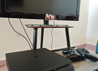 PS4, 2 MANETTES, TV LG 32 POUCES