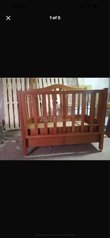 سرير أطفال خشبي