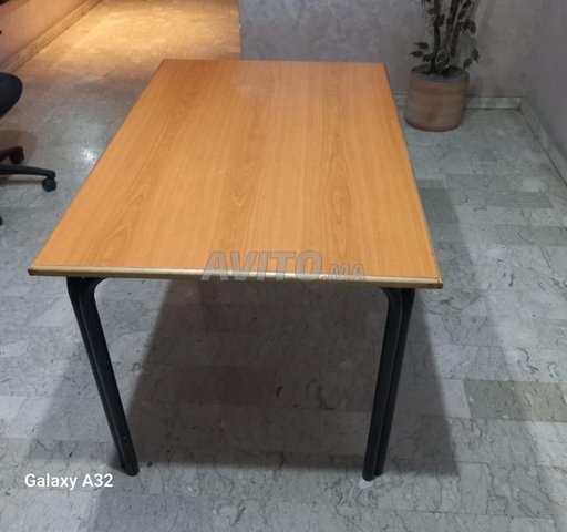 مكتب من المعدن والخشب