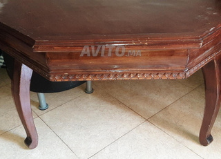 Une table avec 4 sandrier