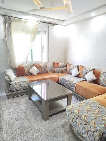 صالون مع طاولة