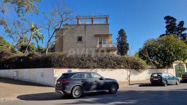 فيلا زاوية للبيع في أعالي أكدال