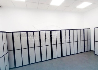 Des vestiaires métalliques