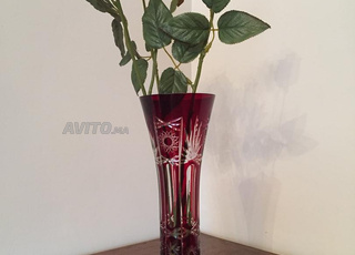 مزهرية من الكريستال الأحمر البوهيمي لهواة الجمع