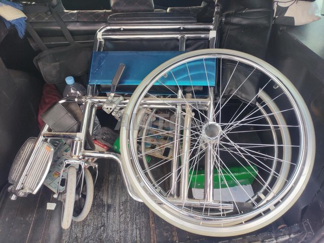 كرسي متحرك كالجديد