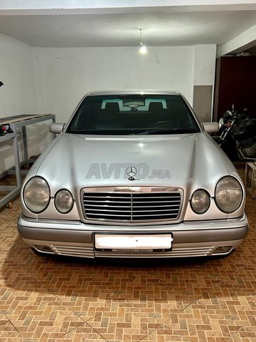 مرسيدس E200 بنزين