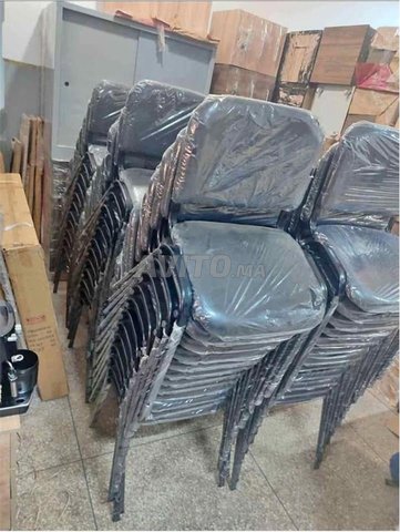 chaise ISO/semi métallique avec écritoire