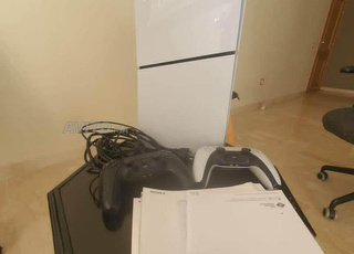 PS5 digital 3 mois PSPlus 2 manettes plus 3 jeux