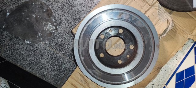 Deux freins à disques avant