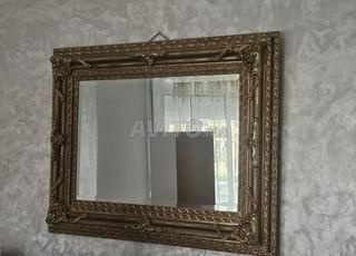 مرآة كبيرة بإطار باروكي ذهبي، ثقيلة جدًا.