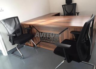 مكتب خشبي عالي الجودة بتصميم أنيق