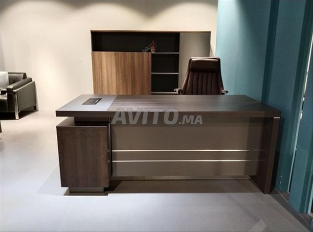 Bureau administratif élégant avec un design moderne et du bois robuste