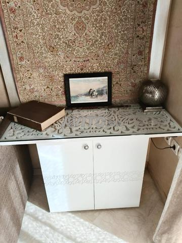 للبيع تلفاز مع أثاثه و خزانة مشروبات ووحدة تحكم