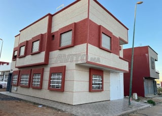 منزل بمساحة 100 متر مربع بواجهتين مع مرآب