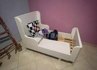 Lit bébé avec matelas IKEA en très bon état