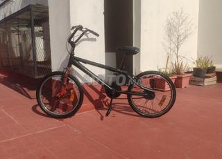 دراجة بي إم إكس سوداء مع فرامل