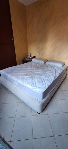 سرير لشخصين مع قاعدة مرتبة منجدة. للبيع