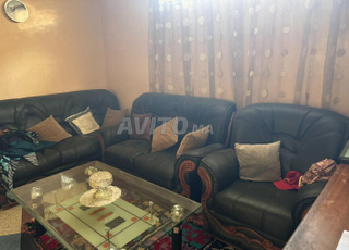 Fauteuil en cuir avec une table basse