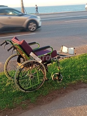 كرسي متحرك في حالة جيدة جدا