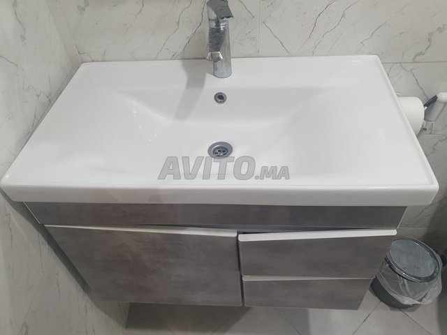 حوض ، خزانة ، مرآة