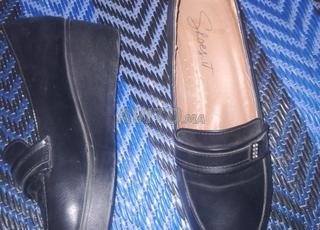 Voici des chaussures encore neuves, pointure 38