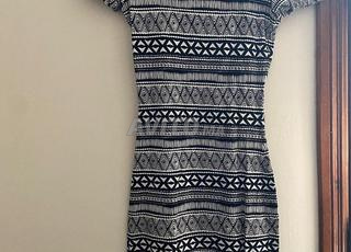 فستان أسود وأبيض