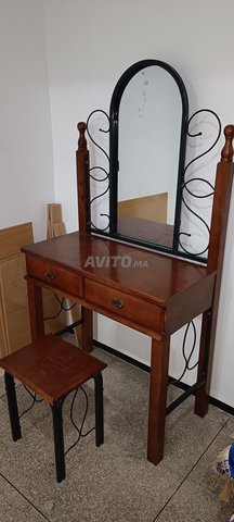 طاولة تزيين مع كرسي