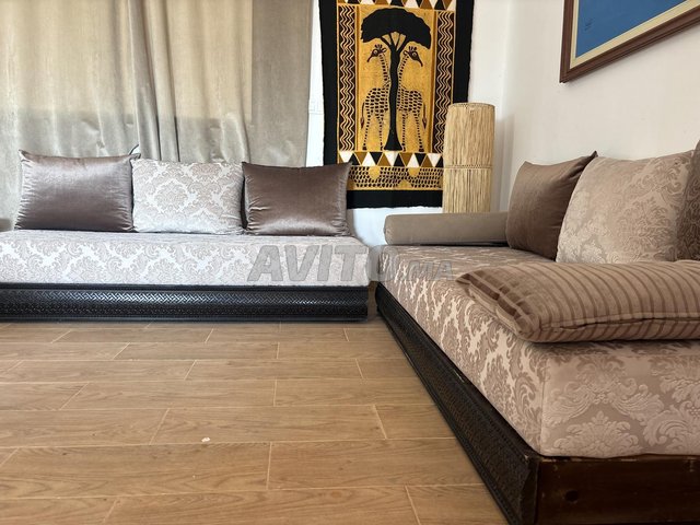 مقاعد خشبية تقليدية مع مقاعد من المخمل