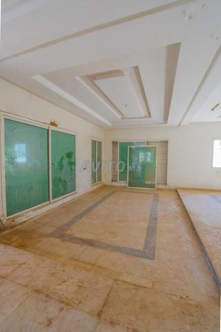 Villa moderne semi-finie avec piscine et jardin