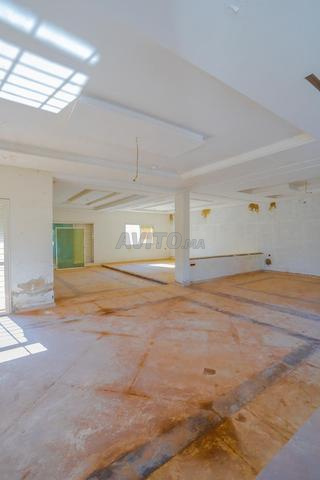 Villa moderne semi-finie avec piscine et jardin