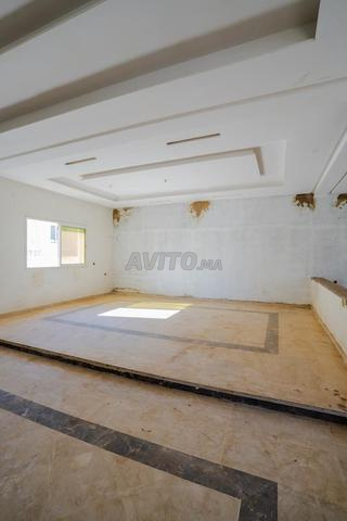Villa moderne semi-finie avec piscine et jardin