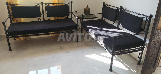 2 كنبة مصنوعة يدويا من الحديد المطاوع بالإضافة إلى وسائد