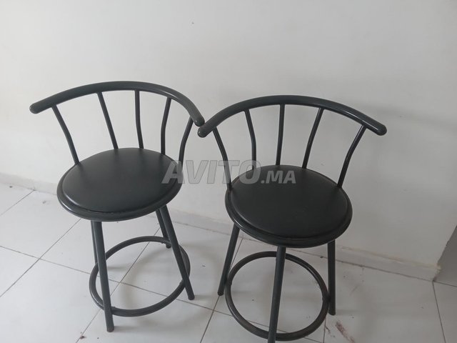 Grande table et 2 chaises